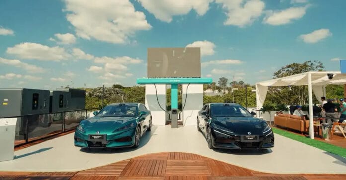 Com potência de até 1.500 kW por conector CCS2, a tecnologia permite adicionar até 400km de autonomia / Divulgação