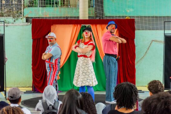 Teatro, música e humor transformam temas delicados da adolescência em diálogo com estudantes de São Paulo