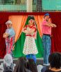Teatro, música e humor transformam temas delicados da adolescência em diálogo com estudantes de São Paulo