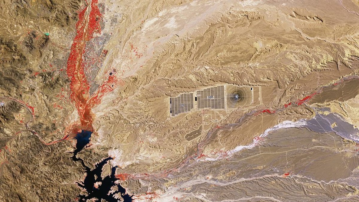 Noor Ouarzazate se tornou um dos principais símbolos da expansão das energias renováveis no Marrocos (Foto: ESA/ Copernicus Sentinel-2/ Wikimedia Commons)