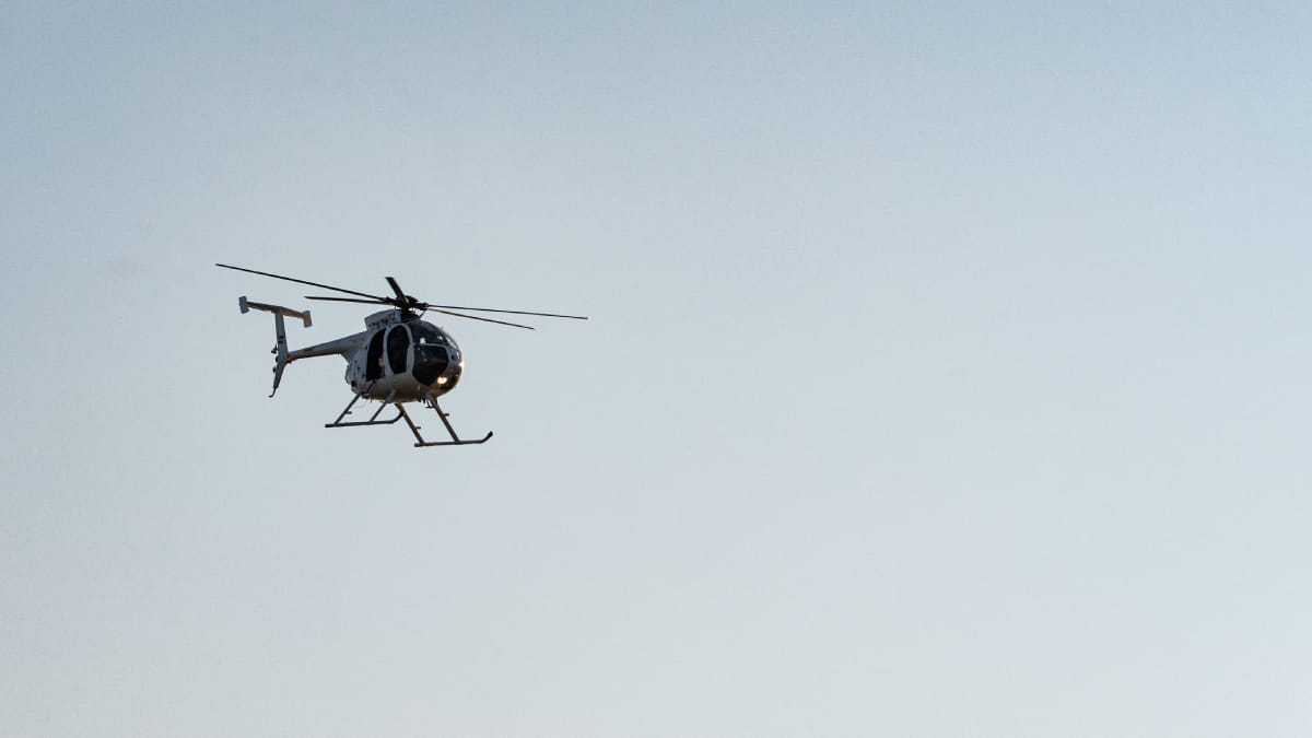 Helicóptero sobrevoa uma área durante condições meteorológicas que exigem atenção dos pilotos e planejamento cuidadoso da rota (Foto: Edu Raw/ Pexels)