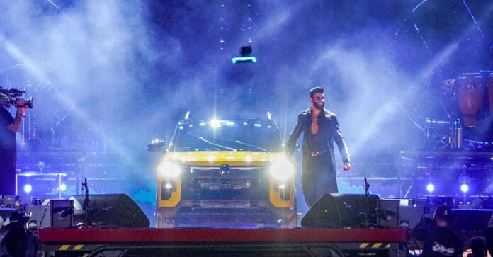 Cantor Gusttavo Lima entrou no palco de Barretos com uma Volkswagen Tukan / Divulgação