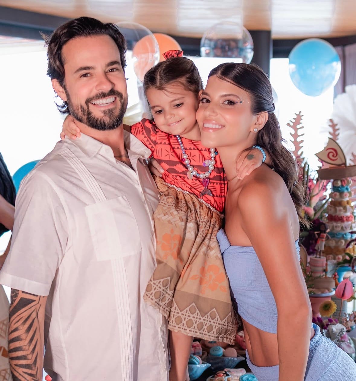 A família ocupa hoje um espaço central na vida do ator. Pai de Manoela, de 3 anos, e casado com Maria Luiza, Paulo conta como a paternidade mudou sua relação com o tempo, o trabalho e as próprias prioridades. Foto: Reprodução/@eujosuefalcao