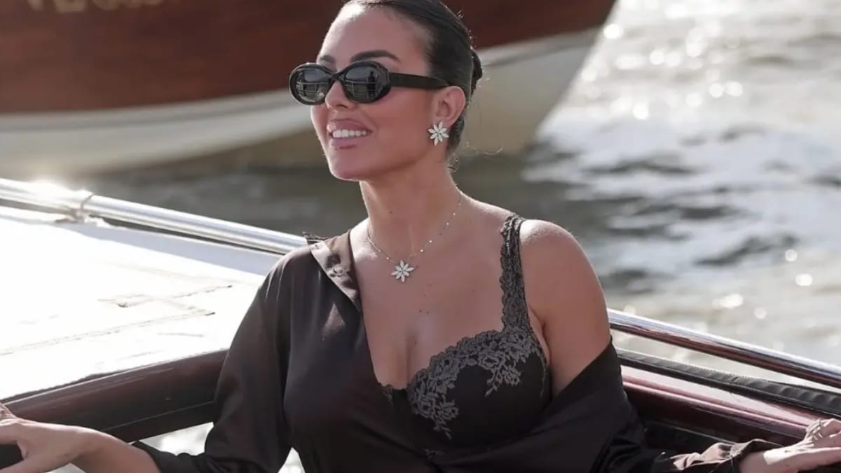 Antes da fama, Georgina Rodríguez trabalhou como garçonete, babá e vendedora em lojas (Reprodução: Instagram/ Intimissimi)