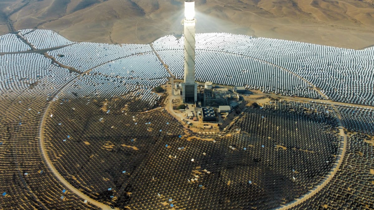 A usina solar combina diferentes tecnologias para transformar a radiação do Sol em eletricidade em larga escala (Foto: Lio Voo/ Pexels)