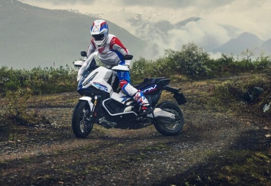 O motor de 745 cc, de quatro tempos, entrega 58,6 cavalos de potência e 7,03 kgfm de torque, acoplado ao sistema de transmissão DCT automatizado de dupla embreagem e 6 marchas / Divulgação