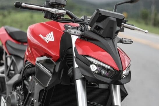 A CB1000 Hornet é equipada com motor derivado da CBR1000RR Fireblade, com 147,4 cavalos de potência e 10,3 kgfm de torque, associado ao câmbio manual de 6 marchas com “quickshifter” na topo de linha / Divulgação