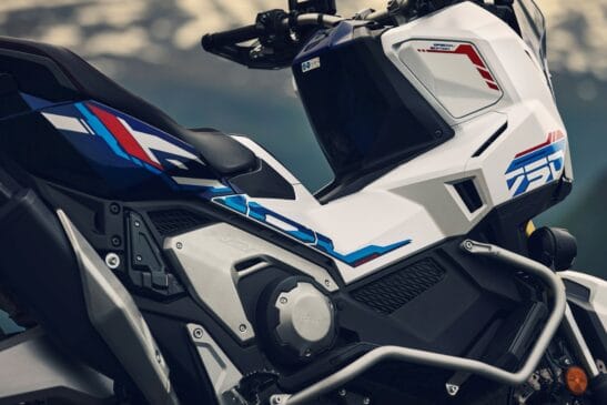 O motor de 745 cc, de quatro tempos, entrega 58,6 cavalos de potência e 7,03 kgfm de torque, acoplado ao sistema de transmissão DCT automatizado de dupla embreagem e 6 marchas / Divulgação