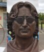 Estátua de John Lennon que recebe milhares de fãs em Liverpool será leiloada por até R$ 692 mil