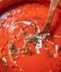 Esqueça o açúcar: truque de 2 ingredientes dos chefs europeus para tirar a acidez do molho de tomate deixa o alimento mais saboroso e encorpado
