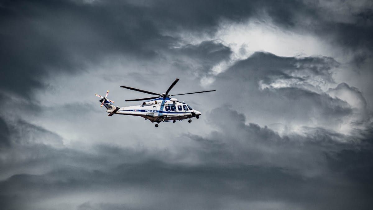 As condições meteorológicas influenciam o planejamento e a segurança dos voos de helicóptero, principalmente durante tempestades (Foto: Nicu Ene/ Pexels)
