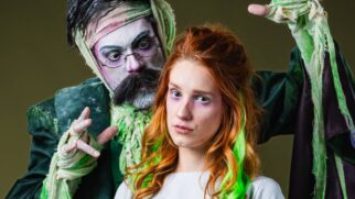 História acompanha Alana, uma jovem que vive em uma instituição de saúde mental e parte em busca da irmã desaparecida. No caminho, ela encontra uma figura tão improvável quanto simbólica: o fantasma do filósofo Friedrich Nietzsche. Foto: Divulgação
