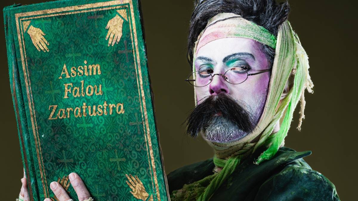 Fundada em Curitiba há 15 anos, a Bife Seco desenvolve uma pesquisa dedicada ao teatro musical autoral brasileiro, com foco na criação de universos, personagens e histórias próprias.
