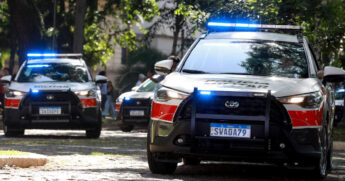 Policiais militares da Força Tática apreenderem mais de 3,8 mil porções de cocaína, crack e maconha durante patrulhamento no bairro Recanto Mônica / Divulgação