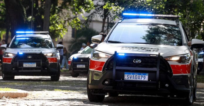 Policiais militares da Força Tática apreenderem mais de 3,8 mil porções de cocaína, crack e maconha durante patrulhamento no bairro Recanto Mônica / Divulgação