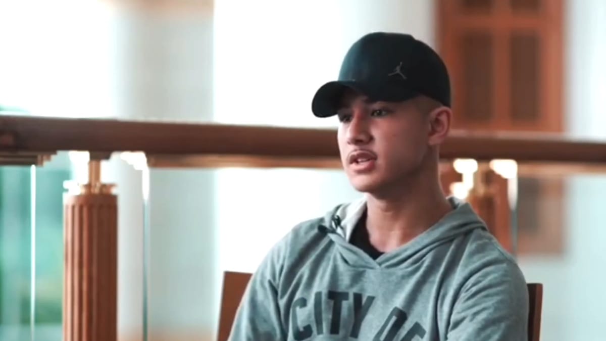 O jogador nasceu em Los Angeles, nos Estados Unidos, e representa Brunei no futebol internacional (Reprodução: YouTube)