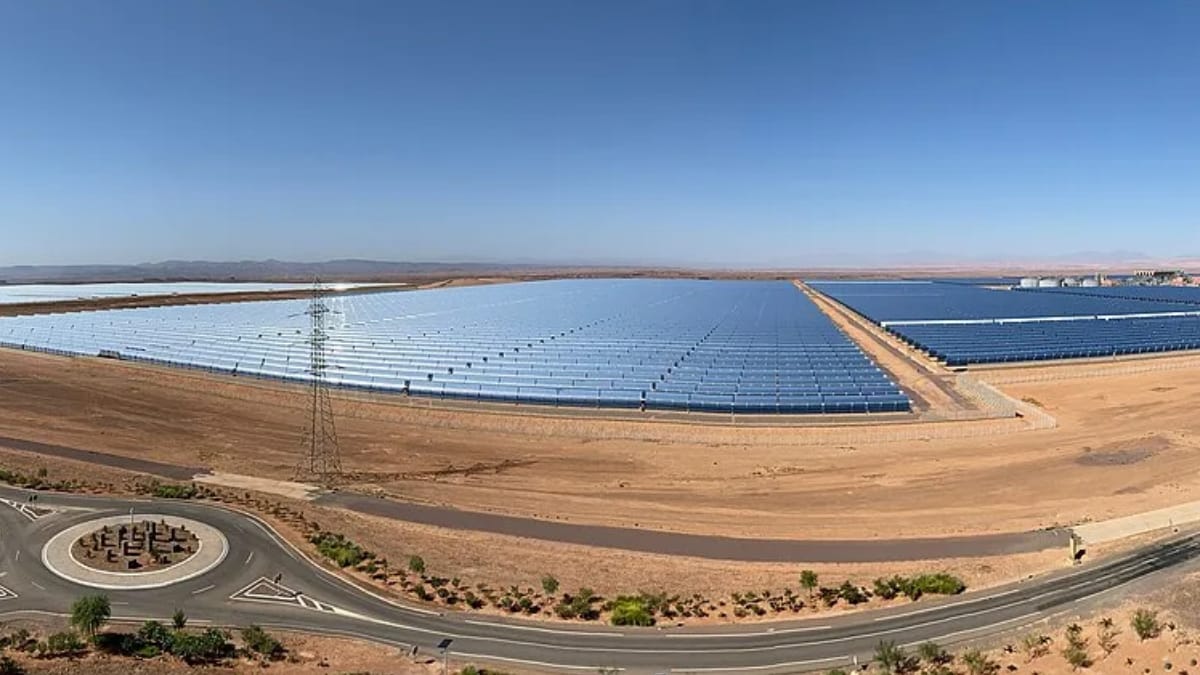 Parte da energia captada pelo complexo é armazenada na forma de calor para continuar contribuindo com a geração de eletricidade após o pôr do sol (Foto: Richard Allaway/ Wikimedia Commons)