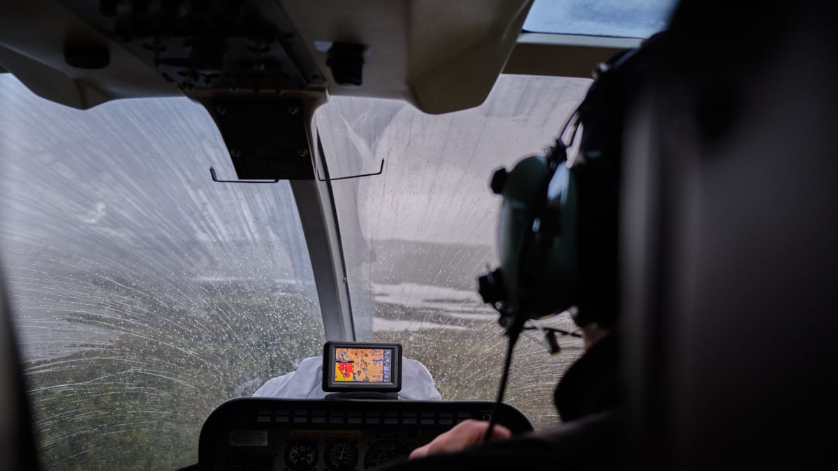 A chuva pode permitir determinados voos de helicóptero, mas tempestades e mudanças repentinas no vento elevam os desafios da operação (Foto: Sidde/ Pexels)