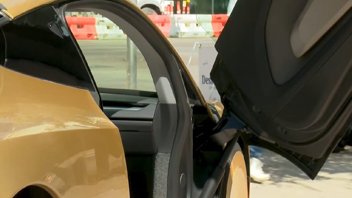 Novo Cybercab da Tesla tem apenas dois lugares e foi projetado exclusivamente para operar sem motorista (Reprodução: 5NEWS/ YouTube)