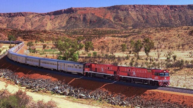 Trem Ghan atravessa o interior da Austrália em uma viagem de 75 horas entre Darwin e Adelaide (Foto: Roderick Eime/ Wikimedia Commons)