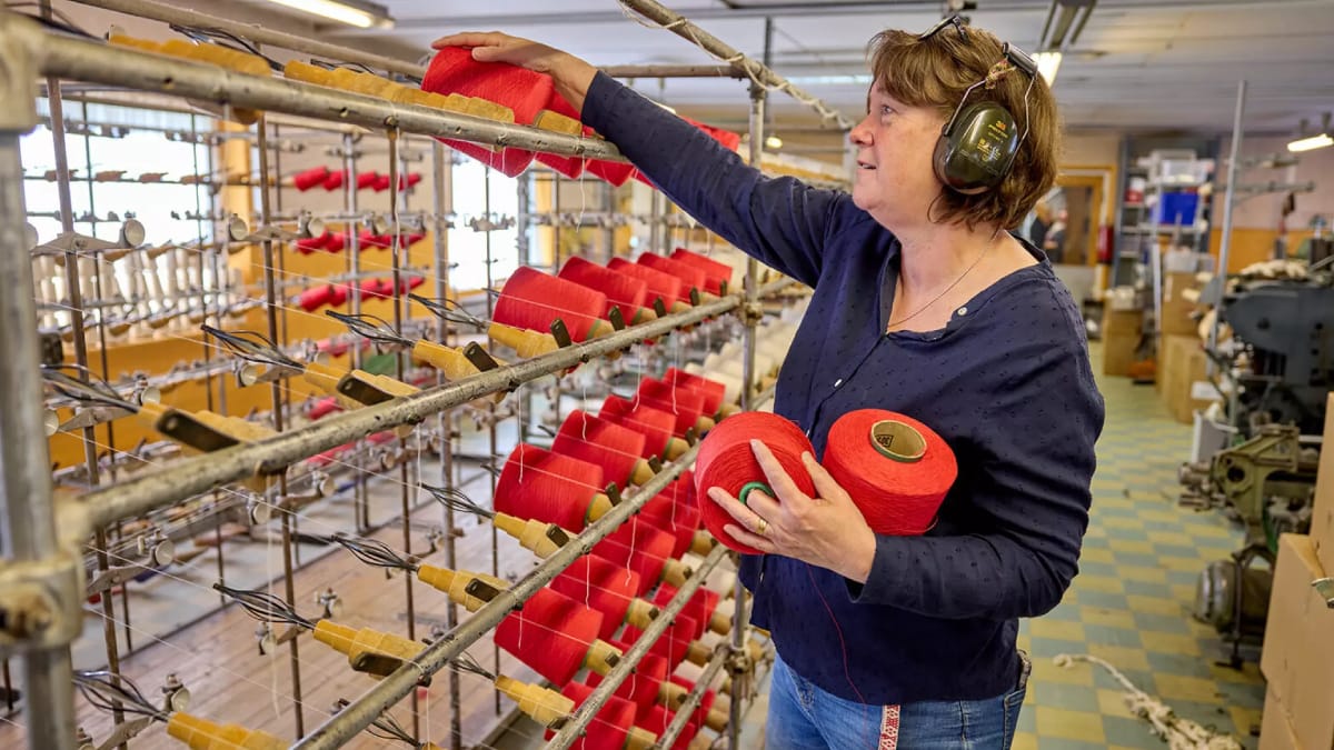 Padrões tradicionais de Dalarna continuam sendo produzidos em máquinas históricas na fábrica de Insjön (Foto: Thomas Carlgren)