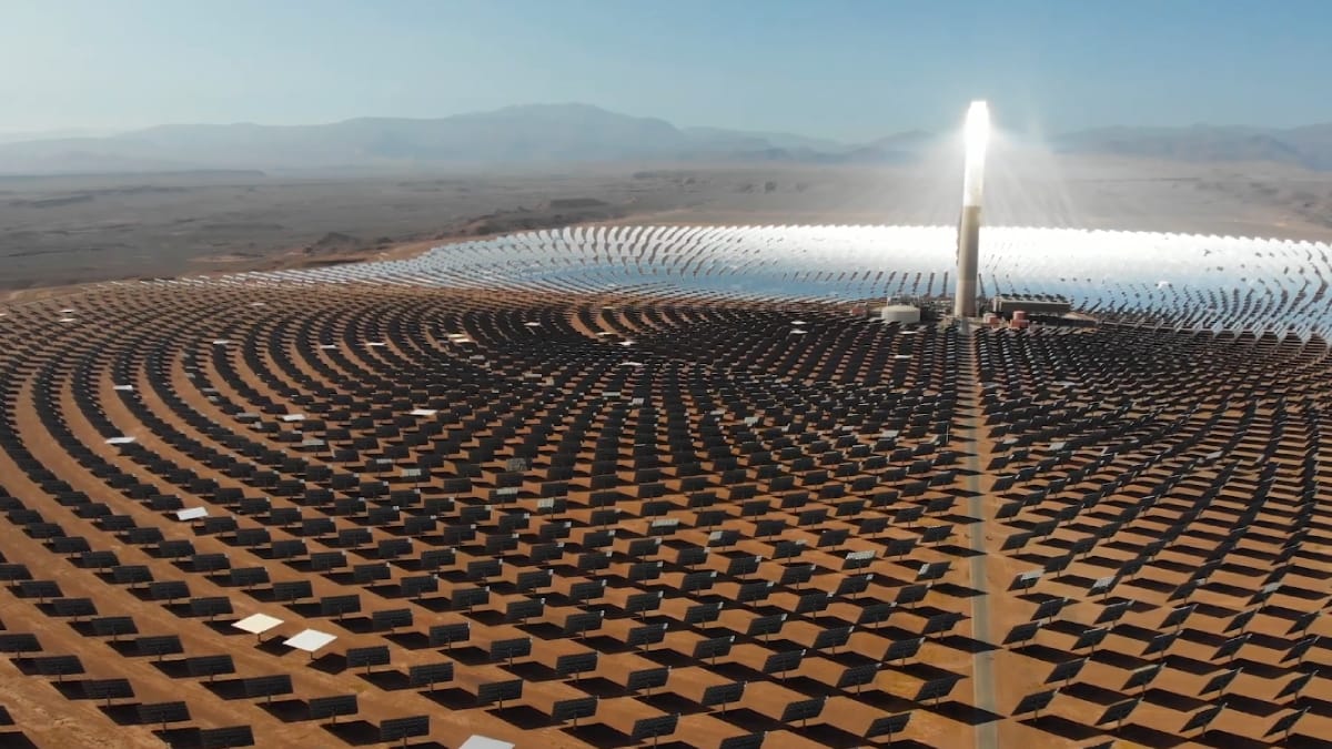 Torre da Noor III chega a aproximadamente 250 metros de altura e concentra a radiação solar para gerar eletricidade (Reprodução: UN/ YouTube)