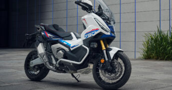 O motor de 745 cc, de quatro tempos, entrega 58,6 cavalos de potência e 7,03 kgfm de torque, acoplado ao sistema de transmissão DCT automatizado de dupla embreagem e 6 marchas / Divulgação
