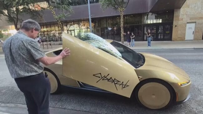Tesla Cybercab, modelo desenvolvido para operar de forma autônoma, começa a circular pelas ruas de Austin, no Texas (Reprodução: 5NEWS/ YouTube)