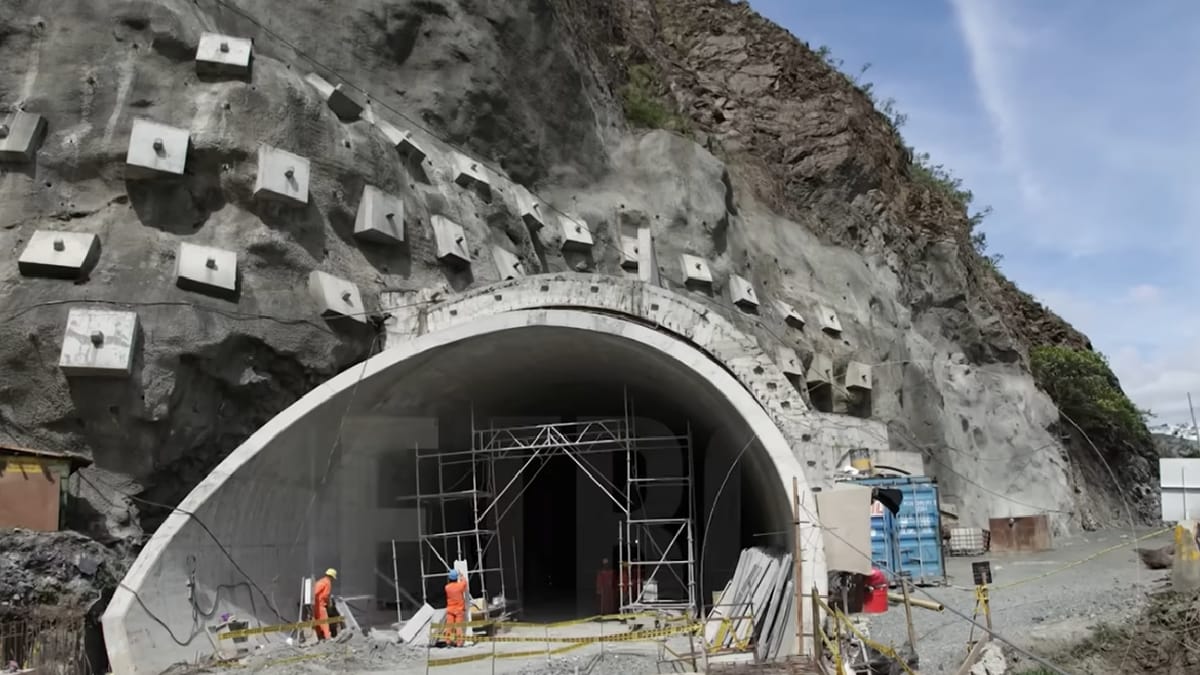 Sistema de esteiras transportadoras leva os fragmentos de rocha retirados durante a escavação do túnel (Reprodução: YouTube)