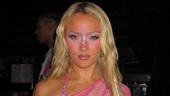 Zara Larsson deixa mensagem sobre liberdade e maturar sob holofotes: ‘Eu não preciso ser o modelo de ninguém’