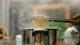 A água que sobra depois de cozinhar massas, batatas e vegetais pode ganhar uma segunda função no jardim, e sem precisar comprar outro produto (Foto: Pexels)