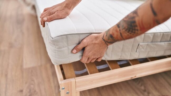 O álcool pode evaporar rapidamente, mas não substitui a aspiração do colchão, o uso de protetor lavável e a troca regular da roupa de cama.