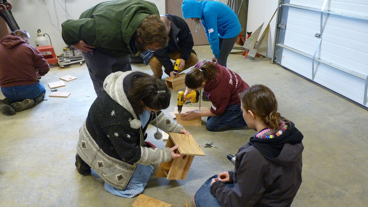 Crianças, pais e outros voluntários passaram a fazer parte da proposta, que transformou a carpintaria em uma forma prática de falar sobre conservação (Foto: USFWS Alaska / Wikimedia Commons)