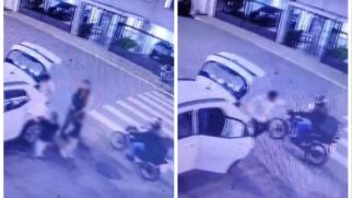 Duas capturas de ecrã de câmara de segurança lado a lado que mostram uma abordagem criminosa na rua, com um indivíduo numa mota a abordar pessoas junto a um automóvel branco com o porta-bagagens aberto