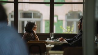 Desviar os olhos durante uma conversa costuma ser associado à timidez ou insegurança, mas o comportamento também pode estar ligado ao esforço para organizar uma resposta (Foto: Pexels)
