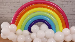 Tutorial mostra como montar os arcos, unir as cores e criar o efeito alegre para diferentes comemorações (Foto: Reprodução / Youtube)