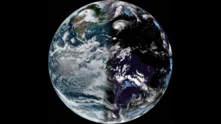 A duração do período de luz continuará aumentando no Hemisfério Sul até o solstício de verão, em dezembro (Foto: NOAA's GOES 16 Satellite / Wikimedia Commons)