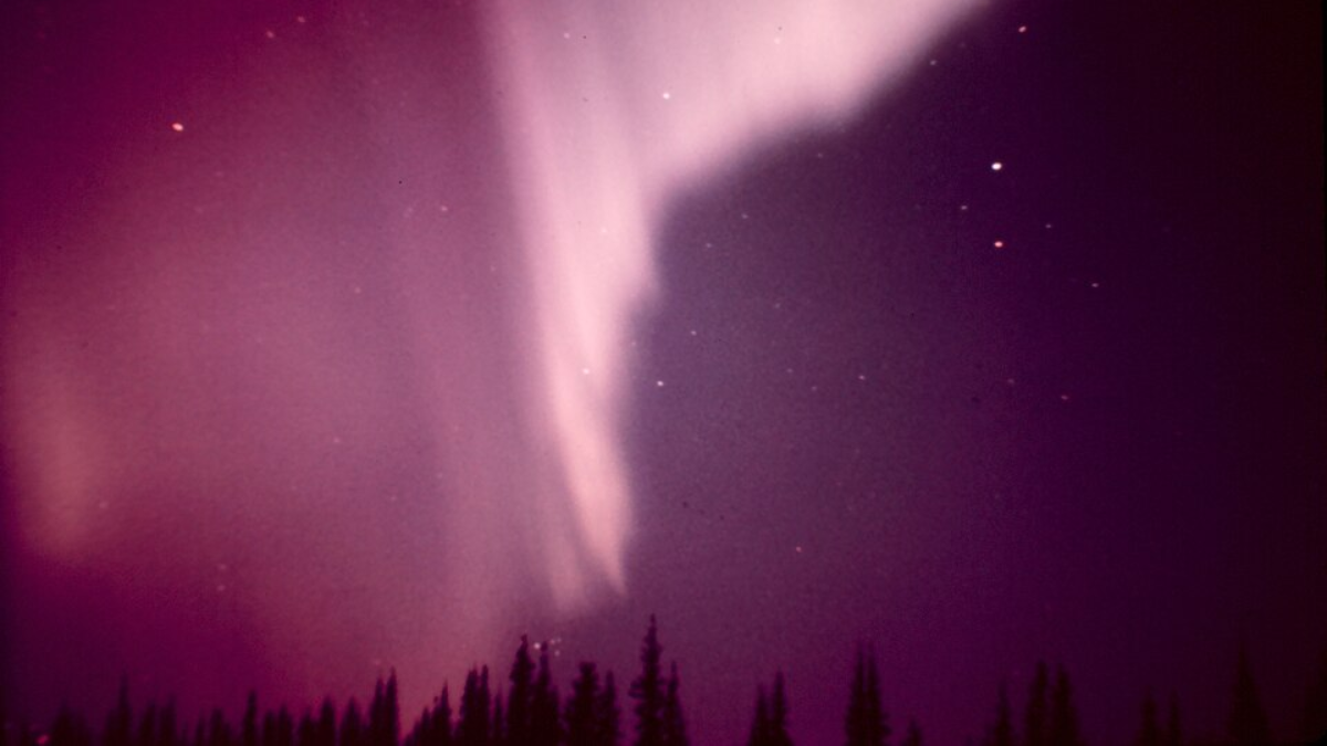 A atividade geomagnética tende a aumentar perto dos equinócios, favorecendo a ocorrência de auroras (Foto: NOAA / Wikimedia Commons)