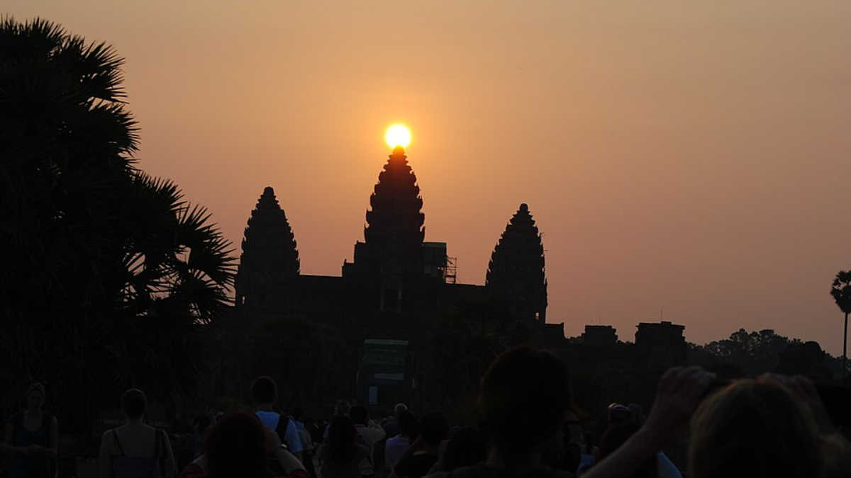 Próximo ao equinócio, o nascer do Sol pode se alinhar às torres centrais de Angkor Wat (Foto: សុខគឹមហេង / Wikimedia Commons)