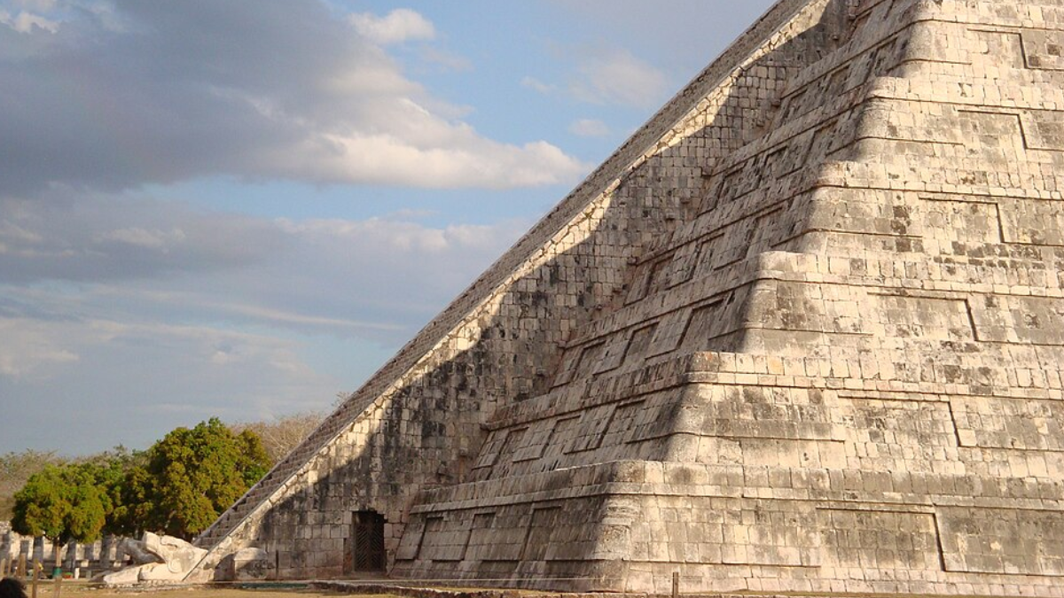 Luz e sombra formam uma serpente sobre a pirâmide de Kukulcán perto dos equinócios (Foto: ATSZ56 / Wikimedia Commons)