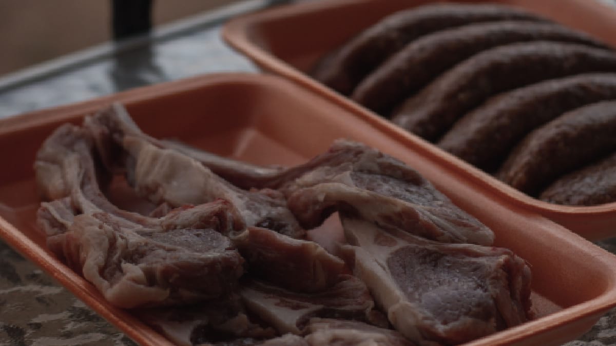 No supermercado, observar a carne com atenção pode ajudar o consumidor a encontrar uma opção com melhor custo-benefício (Foto: Mehmet Ali Turan/ Pexels)
