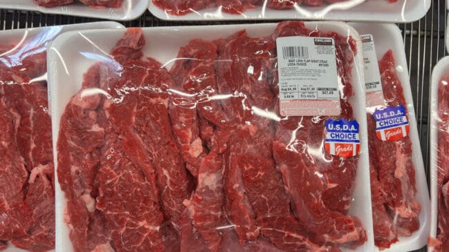Bandejas de carne com diferentes cores podem influenciar a percepção do consumidor no supermercado (Foto: Natalia S/ Pexels)
