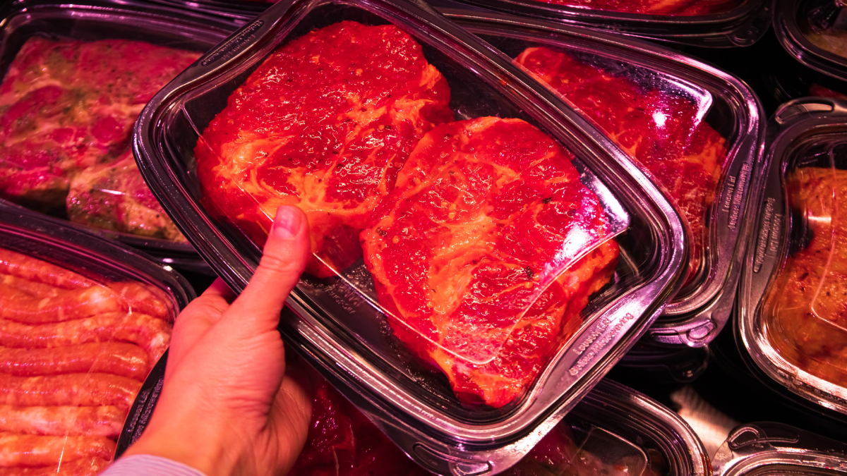 Bandeja preta pode transmitir uma percepção de produto premium, mas não significa necessariamente que a carne seja de melhor qualidade (Foto: atlascompany/ Magnific)