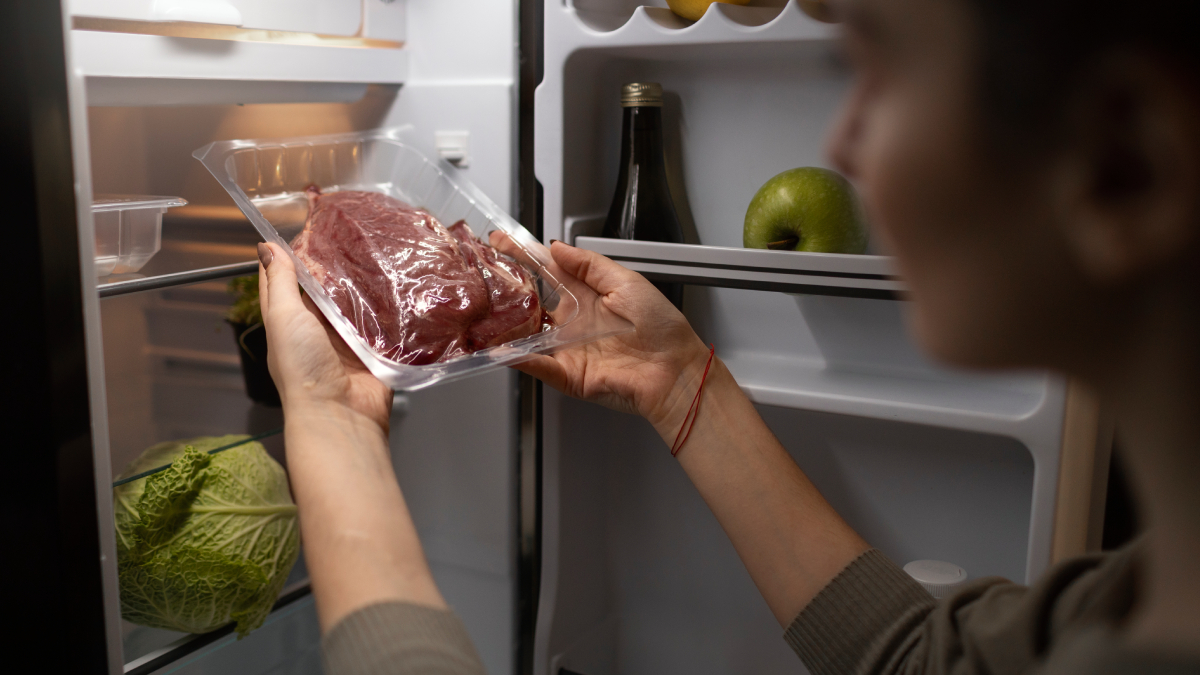 Antes de comprar carne, consumidor deve observar o corte, a gordura, as fibras e a conservação da embalagem (Foto: Magnific)
