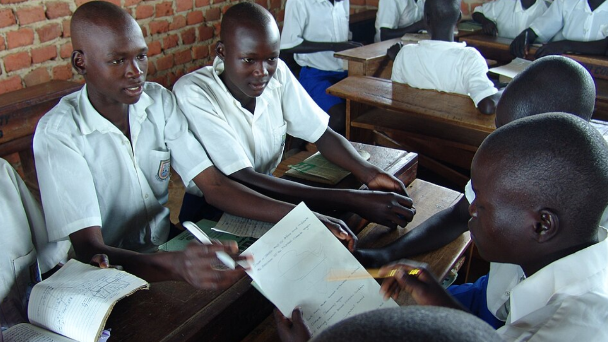 Parte das famílias ugandenses, porém, era convencida de que os filhos deixariam suas comunidades apenas para estudar e receber melhores oportunidades (Foto: Kimberly Burns / USAID)