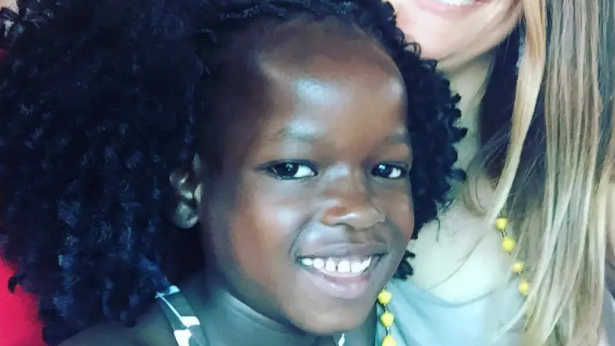 Jessica e Adam Davis adotaram Namata em Uganda em 2015 acreditando que ofereciam uma nova família a uma criança em situação de abandono (Foto: Jessica Davis / Reprodução ICAV)