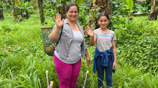 Yuca, bananas, frutas, galinhas e ovos alimentaram a família e também ajudaram a pagar os estudos das cinco filhas (Foto: Reprodução / YouTube / Ecuador Y Sus Paisajes Oficial)