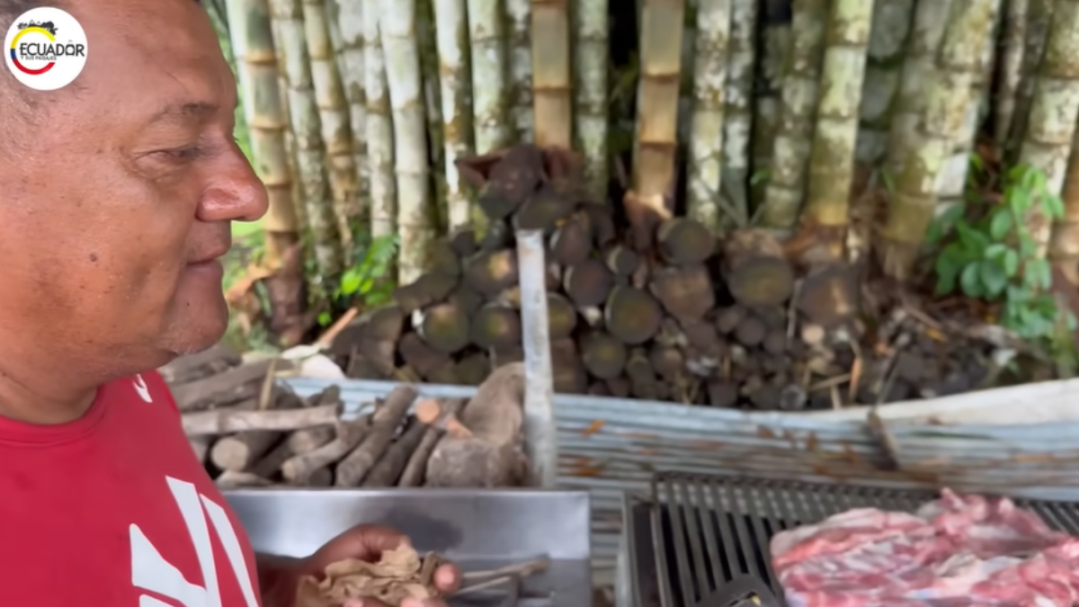 Sixto preparando comida (Foto: Reprodução / YouTube / Ecuador Y Sus Paisajes Oficial)