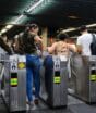 Metrô de São Paulo libera pagamento por aproximação com celular e cartão em todas as catracas