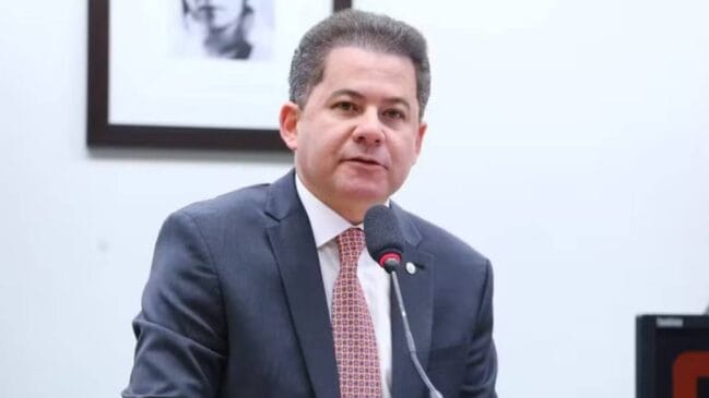 O parlamentar nasceu na Bahia e se mudou para São Paulo em 1991, onde começou a trabalhar em emissoras de rádio.